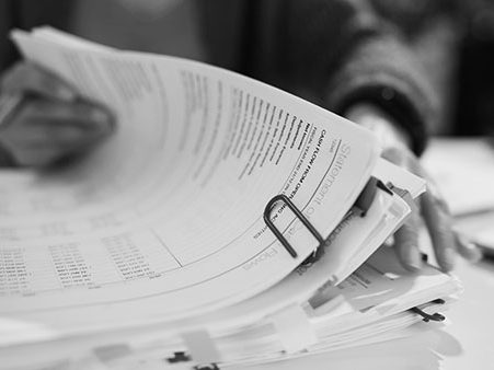 Stapel von Rechnungen für die Buchhaltung werden durchgeblättert.